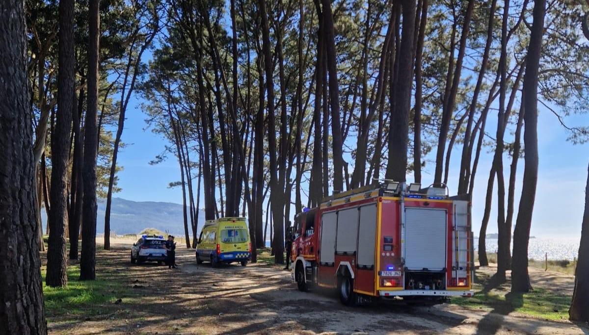 Los efectivos que han acudido al rescate de esta tarde en Samil.