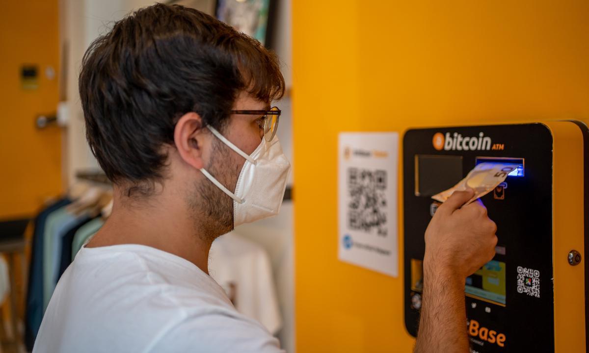 Cliente usando un criptocajero de BitBase en Barcelona. Cliente usando un criptocajero de BitBase en Barcelona.