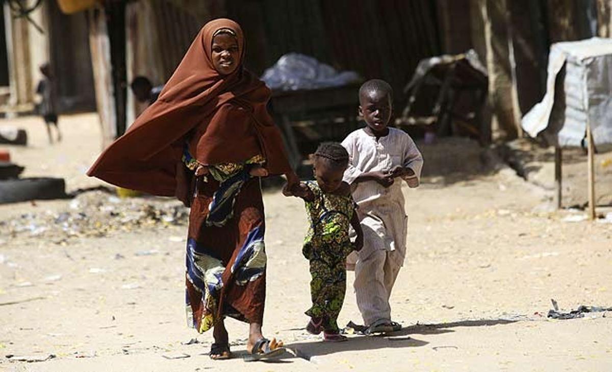 Tres nens caminen per un carrer de Maiduguri (Nigèria). Al nord-est del país, lluny dels camps de batalla de l’Afganistan, un grup conegut com els talibans de Nigèria està lliurant una guerra contra el govern.