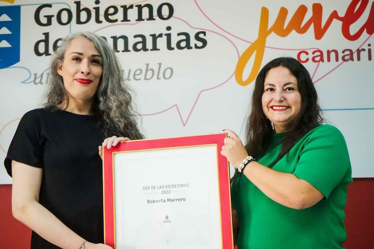 Roberta Marrero, protagonista del Día de las Escritoras 2022; y Laura Vega, directora de Juventud del Gobierno de Canarias. | | LP/DLP