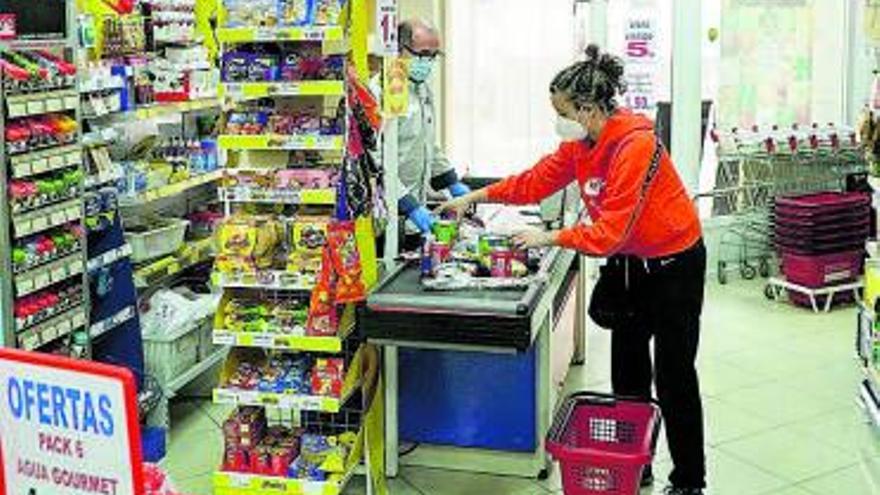 Una mujer compra en una tienda de alimentación.   | // J. TOMÁS