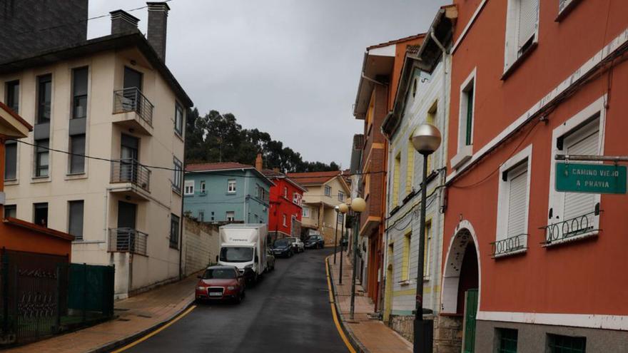 La calle Camino viejo a Pravia, una de las últimas remodelaciones. | M. V.