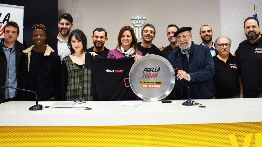 Sandra Gomez y el equipo de la película &#039;Paella Today&#039;.