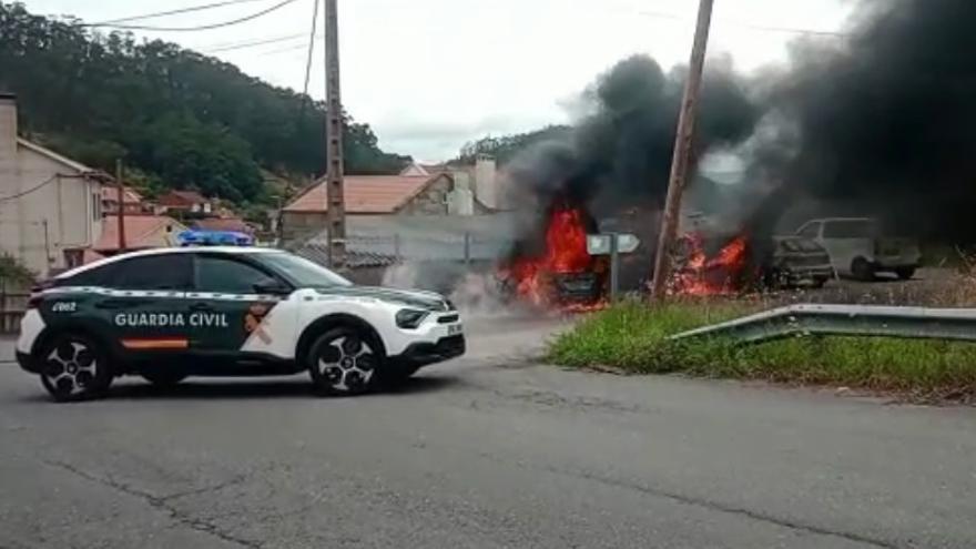 Los coches en llamas aparcados frente al Centro de Salud de Ardán (Marín)