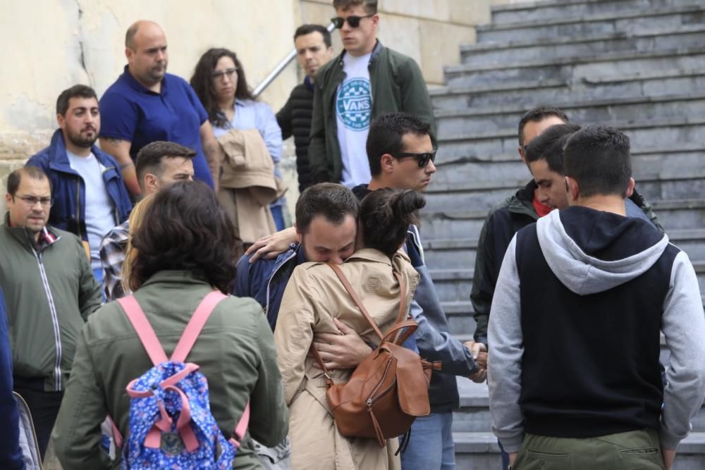 Emotivo minuto de silencio de los vecinos de Cudillero al recordar al joven fallecido David Carragal