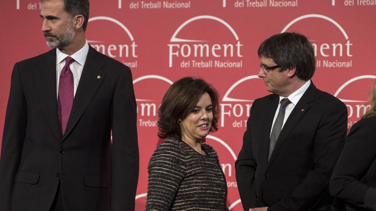 Felipe VI, Soraya Sáenz de Santamaría y Carles Puigdemont, en el acto de Foment.