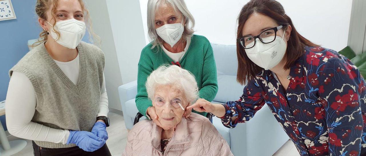 La investigadora Nery García, ayer, tomando una muestra ocular de María de los Ángeles, de 99 años de edad.