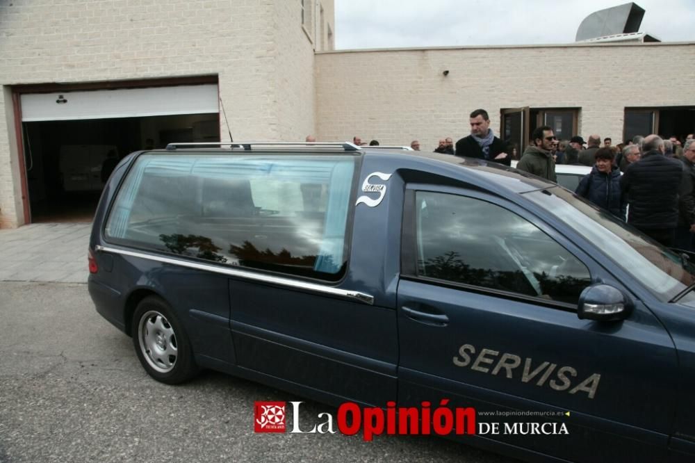 Familiares y amigos dan el último adiós a José Antonio Pujante en el tanatorio Lázaro de Lorca