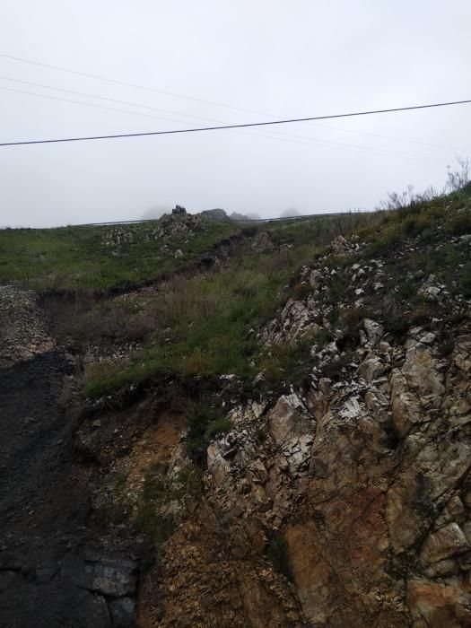 Trabajos en el argayo que cortó la vía de Belmonte