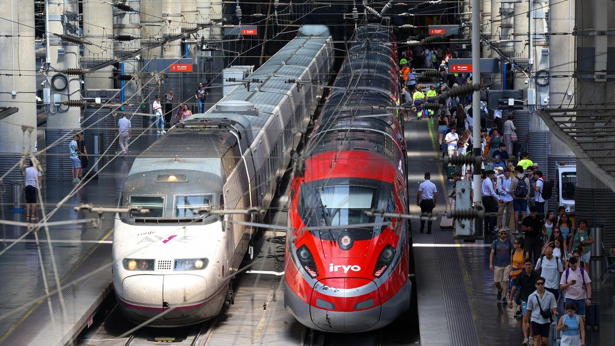 Pasajeros durante la primera operación salida del verano 2025, en la estación Puerta de Atocha - Almudena Grandes, a 4 de julio de 2025, en Madrid (España).