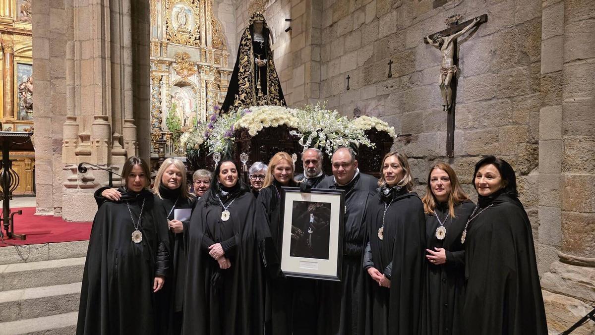 Entrega de una medalla y de una foto de la Virgen de la Soledad a Ainhoa Arteta.