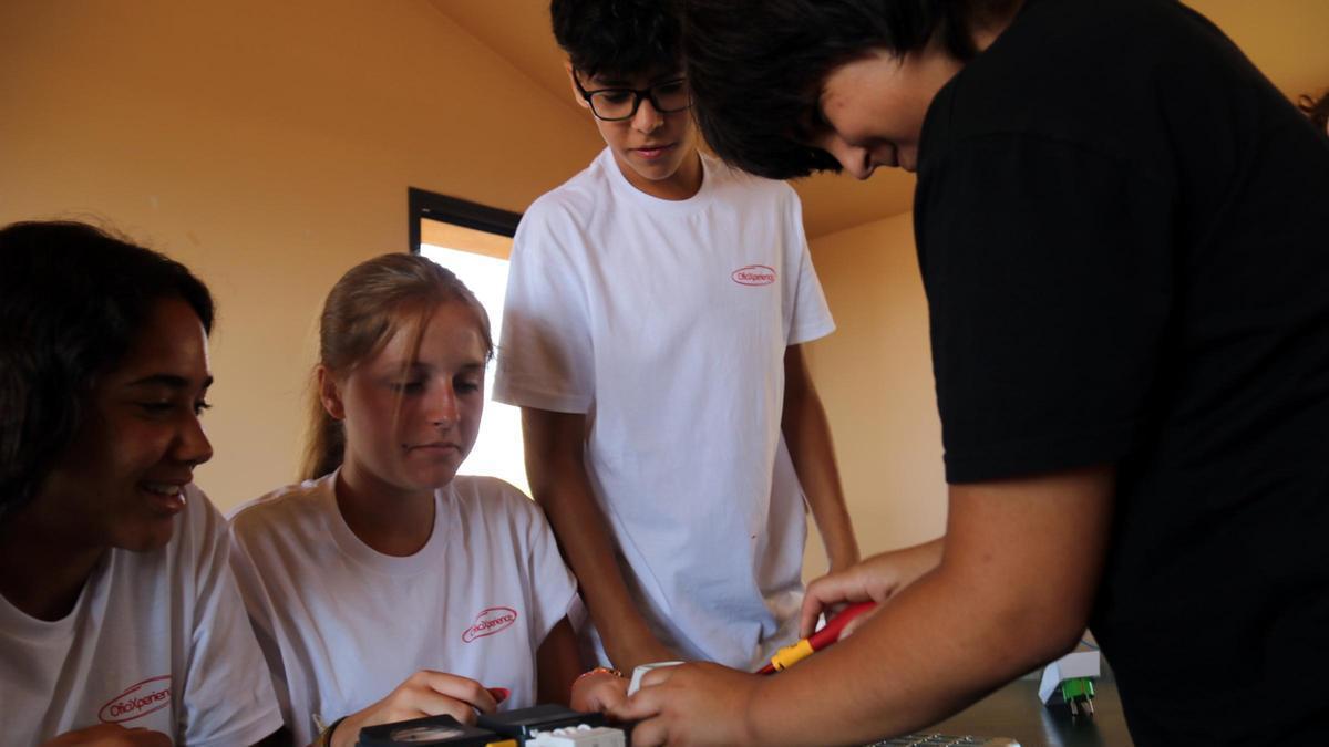Joves participen en una de les activitats de l'Ofici Experience
