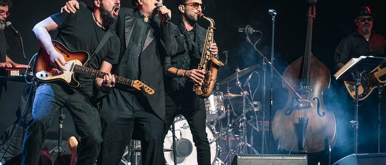 Una actuació de Javier Gurruchaga i l'Orquestra Mondragón.