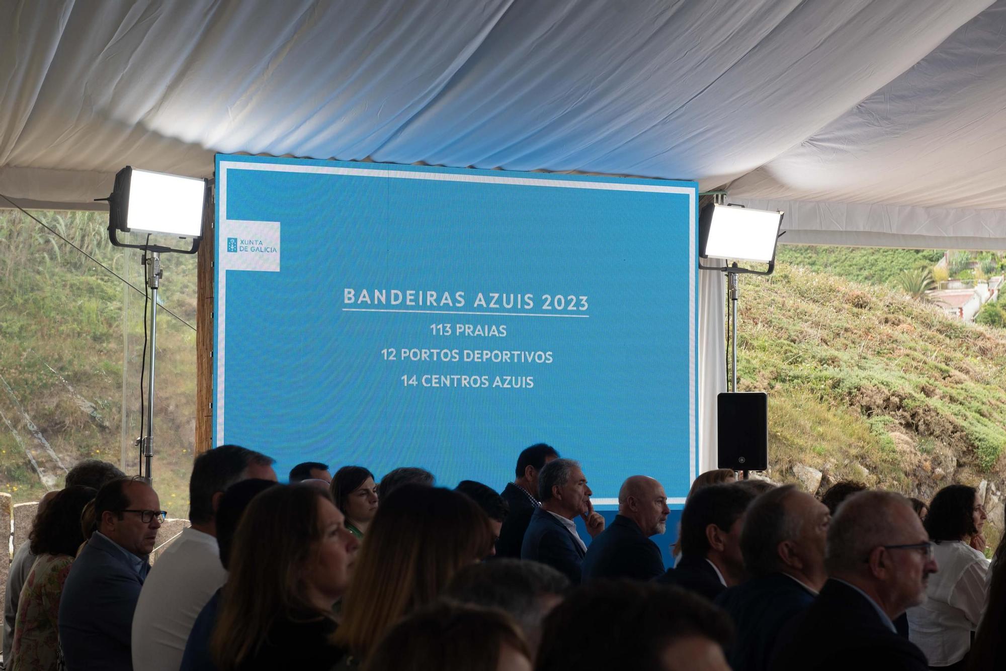 Las banderas azules de A Coruña y toda Galicia se reparten en la playa de Valcovo