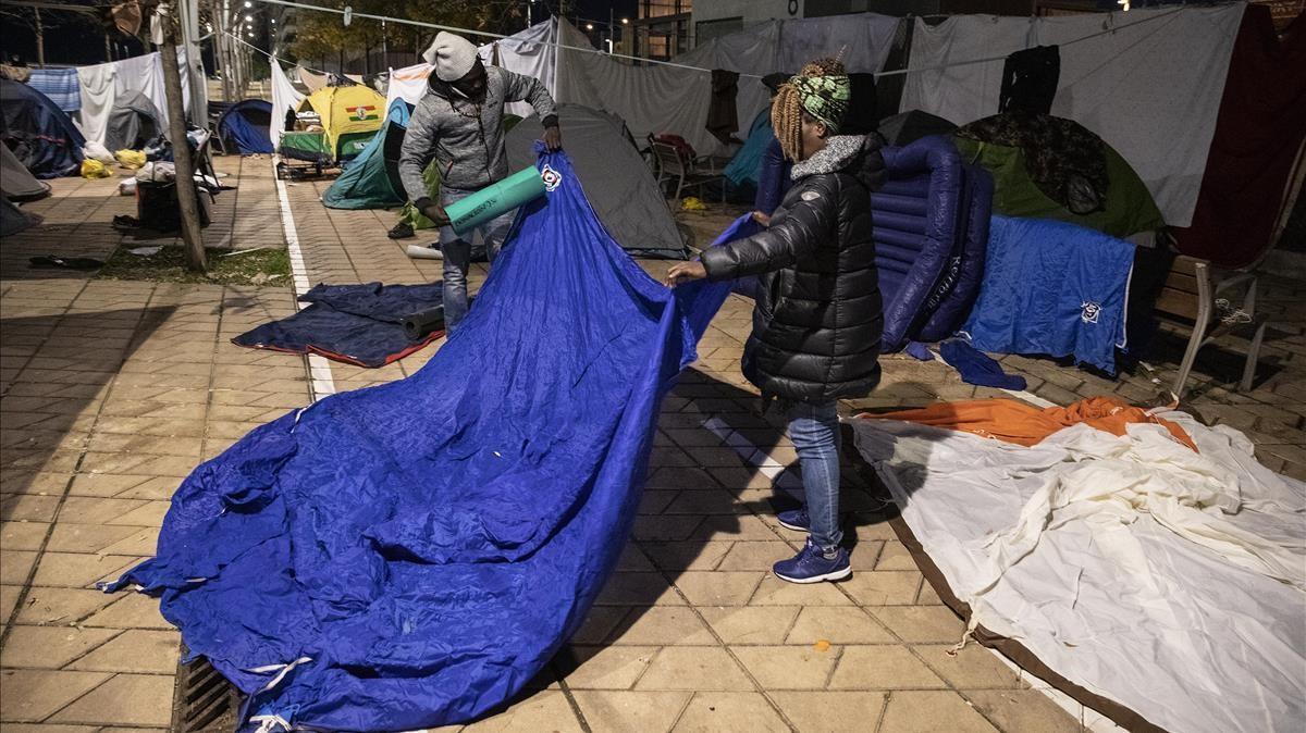 Badalona 16 12 2020 Personas que vivian en la nave incendiada de Badalona han acampado en una calle cercana  en el barrio de Gorg Foto de Ferran Nadeu