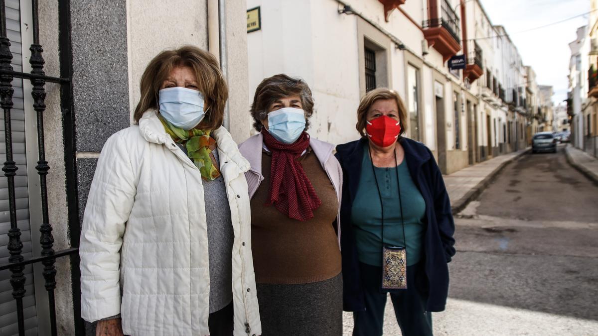 Juana Caballero, Felicísima Prado y María del Carmen Serrano, vecinas de Arroyo.