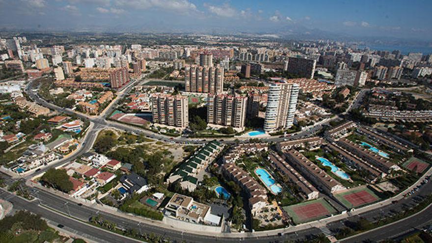 Vista aérea de la zona residencial de Playa de San Juan con el Cabo Huertas que se percibe al fondo