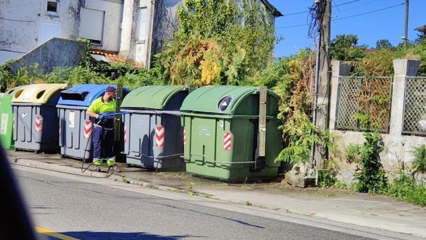 Un operario de Urbaser, ayer, limpiando contenedores en Moaña. | // G.N.