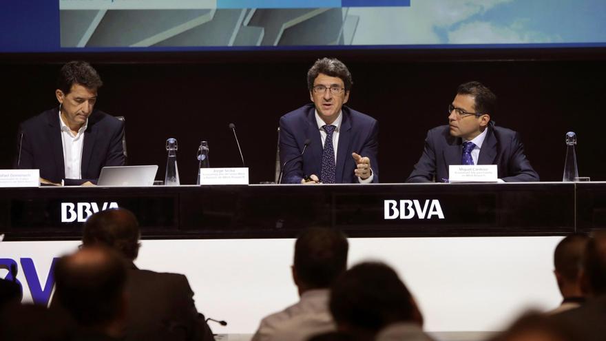 Los economistas de BBVA Research Rafael Doménech, Jorge Sicilia y Miguel Cardoso, en una imagen de archivo.