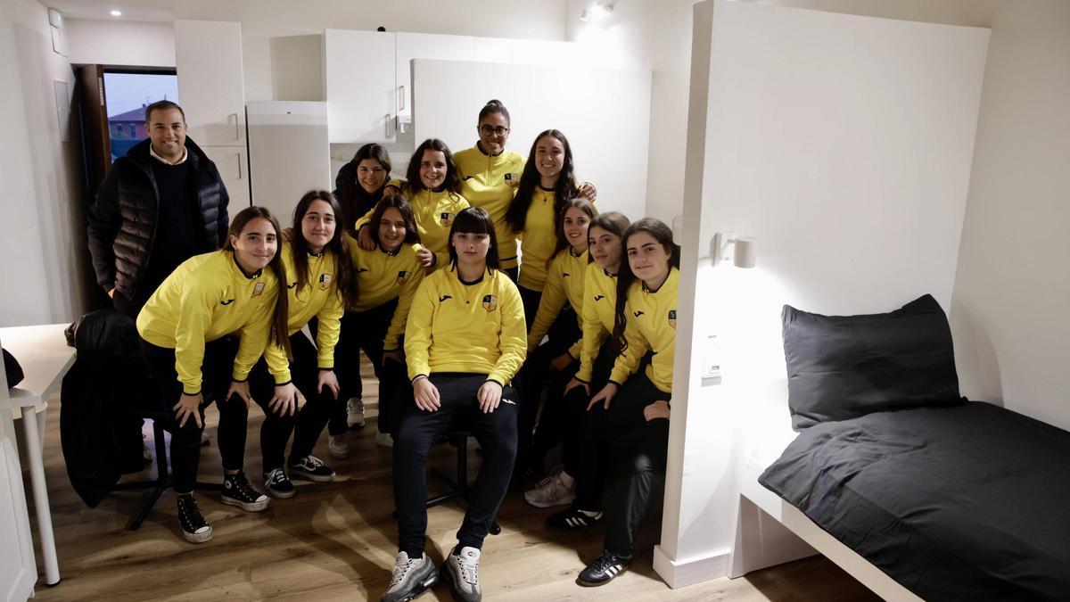 Las futbolistas del Interfem posan en una de las habitaciones de la nueva residencia internacional