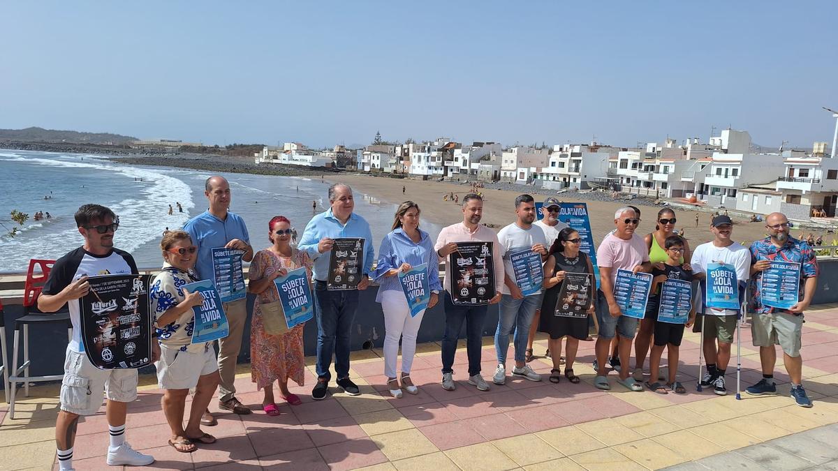 Foto de familia de la presentación de la campaña de actividades ‘Súbete a la ola de la vida’, cuyo programa fue dado a conocer ayer en la playa de Ojos de Garza.