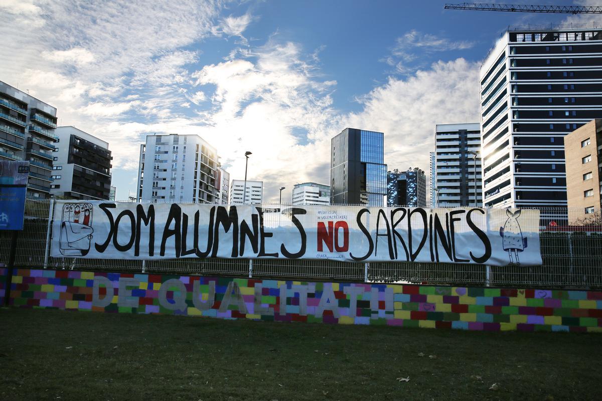 La escola Paco Candel de LHospitalet dicen basta tras 12 años en barracones