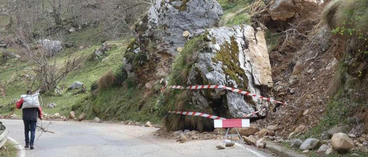 La enorme piedra desprendida tras el temporal de enero a la altura de Tielve.