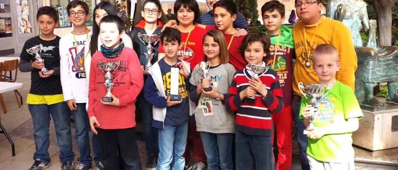 Los premiados en el torneo escolar de Sant Felip Neri posan tras la entrega de trofeos.