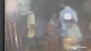 Vídeo en què es veu com el terrorista de Bangkok, vestit amb una samarreta groga, col·loca dissimuladament la bomba sota un banc.