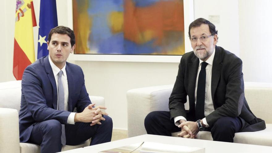 Rajoy, con Rivera durante el encuentro de ayer. // Efe