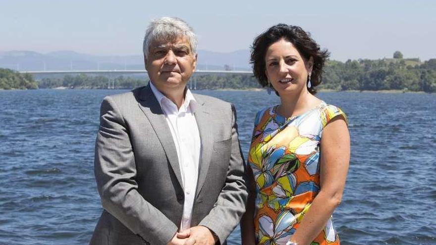 La alcaldesa de Tomiño, Sandra González, y su homólogo de Vilanova, Fernando Nogueira, con el puente al fondo. // D.B.M.