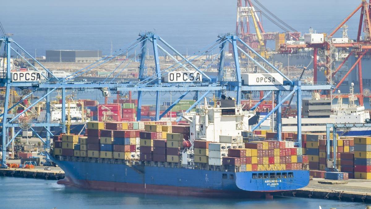 Vista de contenedores de Opcsa en el puerto de la capital grancanaria.