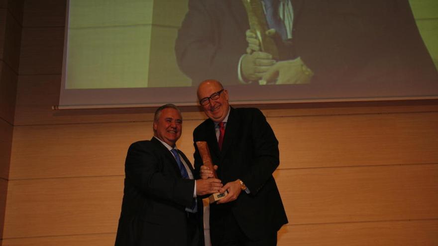 Manuel González recibe su premio