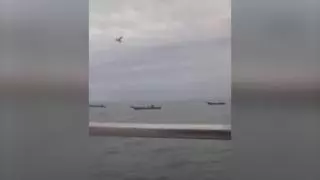 Narcos en TikTok. Video grabado desde una narcolancha. Esperando la droga, junta a otras planeadoras