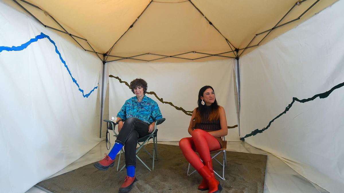 Violeta Niebla y Alessandra García, en la playa de interior del MUCAC La Coracha