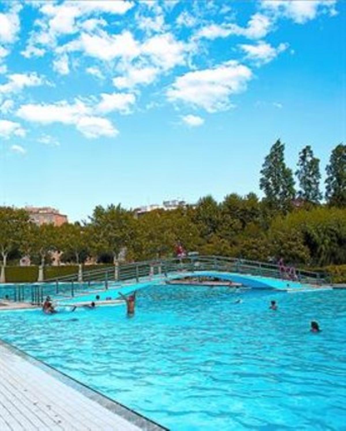 Banyistes a la piscina de Can Dragó, dimecres a la tarda.