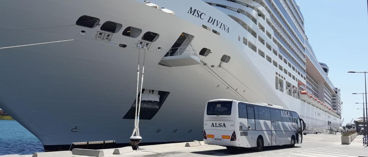 Autobús de Alsa juento a un barco de crucero