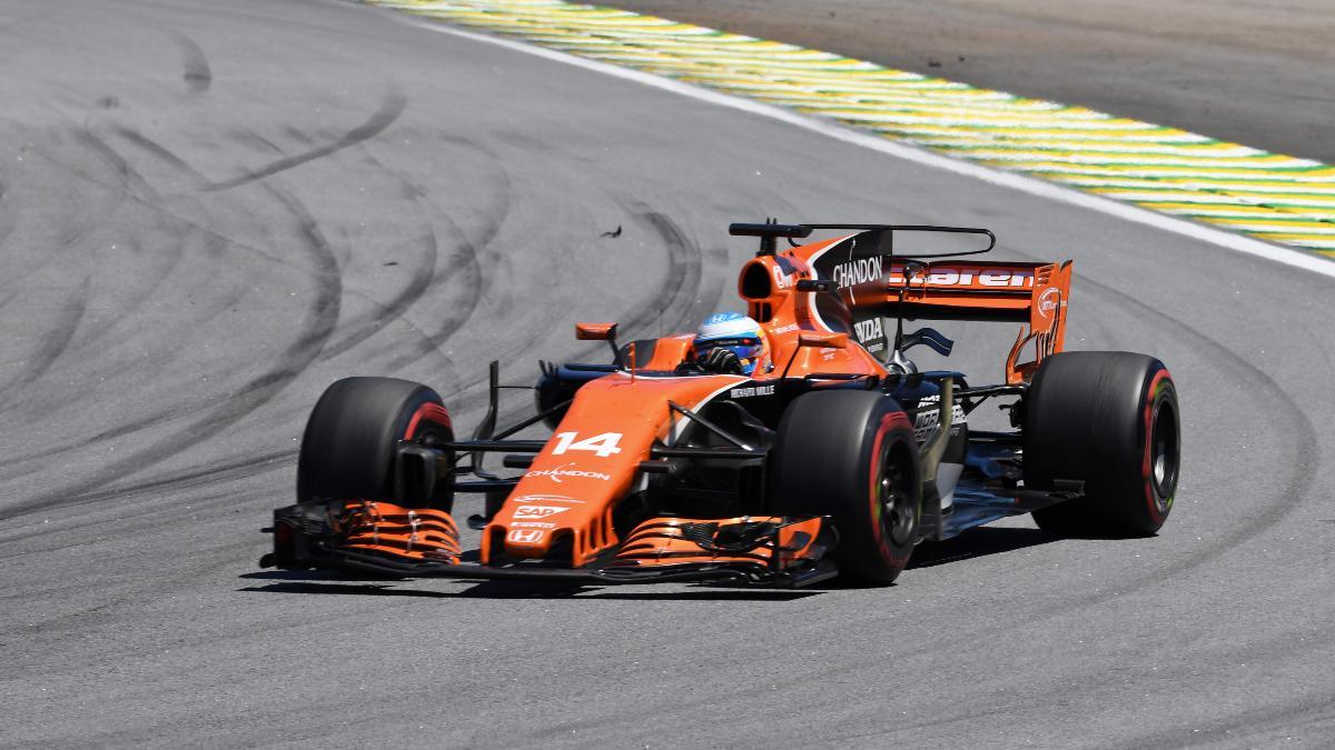 Alonso con el McLaren en el Gran Premio de Brasil (2017)
