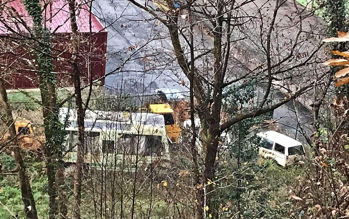 Los vehículos abandonados por Parques Nacionales, en una imagen tomada desde la carretera por la que se accede a la localidad de Següencu, en el concejo de Cangas de Onís. | J. M. Carbajal