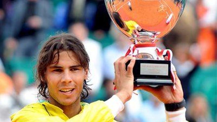 El tenista español Rafael Nadal posa con el trofeo de vencedor tras ganar al serbio Novak Djokovic en la final del torneo Masters 1000 de Montecarlo disputada en Roquebrune-Cap-Martin, Francia, el 19 de abril de 2009.