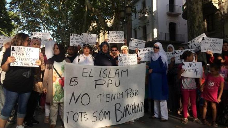 Més d&#039;un centenar de persones es manifesten a la Rambla de Figueres