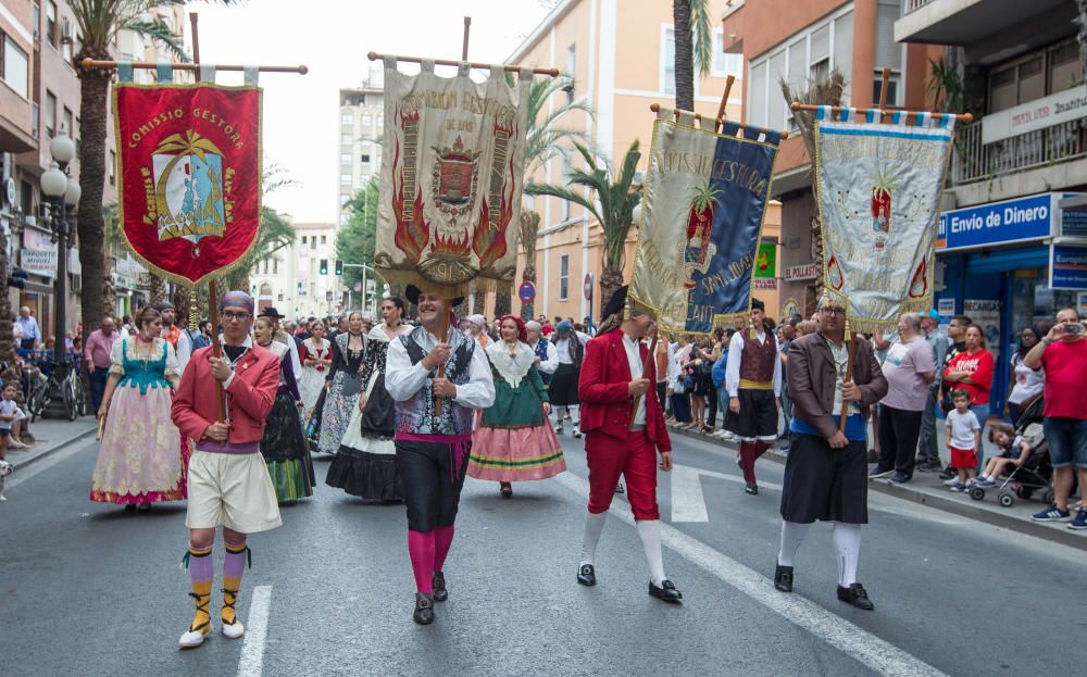 La apertura de las Hogueras del 90 aniversario resultó espectacular, con una gran participación de las comisiones, de veteranos festeros y de las Belleas del Foc.