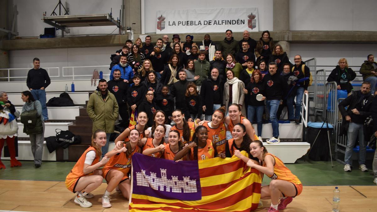 El conjunto cadete femenino de la selección balear junto cn sus familiares.