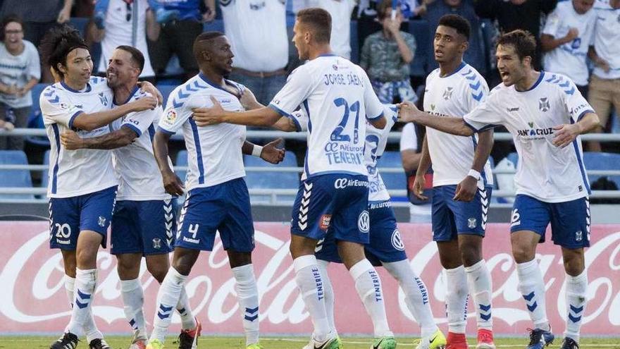 Los jugadores del Tenerife celebran el gol que los clasificó para el partido definitivo contra el Getafe.