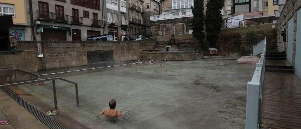 Bañistas en la piscina termal de As Burgas. // Jesús Regal