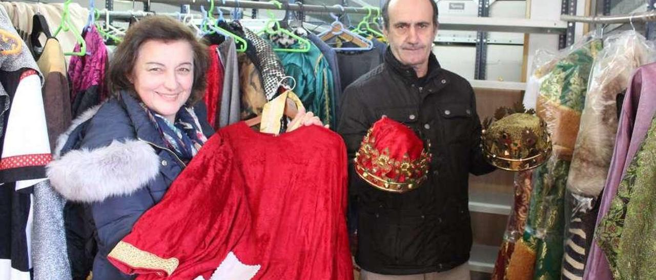 Loli Fabián Llavona y José Andrés Vega, con los atuendos que lucirán los protagonistas de la cabalgata de Cabranes.