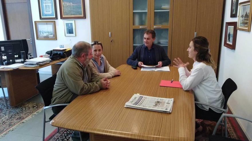 Por la izquierda, Silverio Suárez, Camino Gutiérrez, Jorge Suárez e Isabel Fidalgo, durante la reunión que mantuvieron las dos madres con el Alcalde y el concejal en el Ayuntamiento de Gozón.