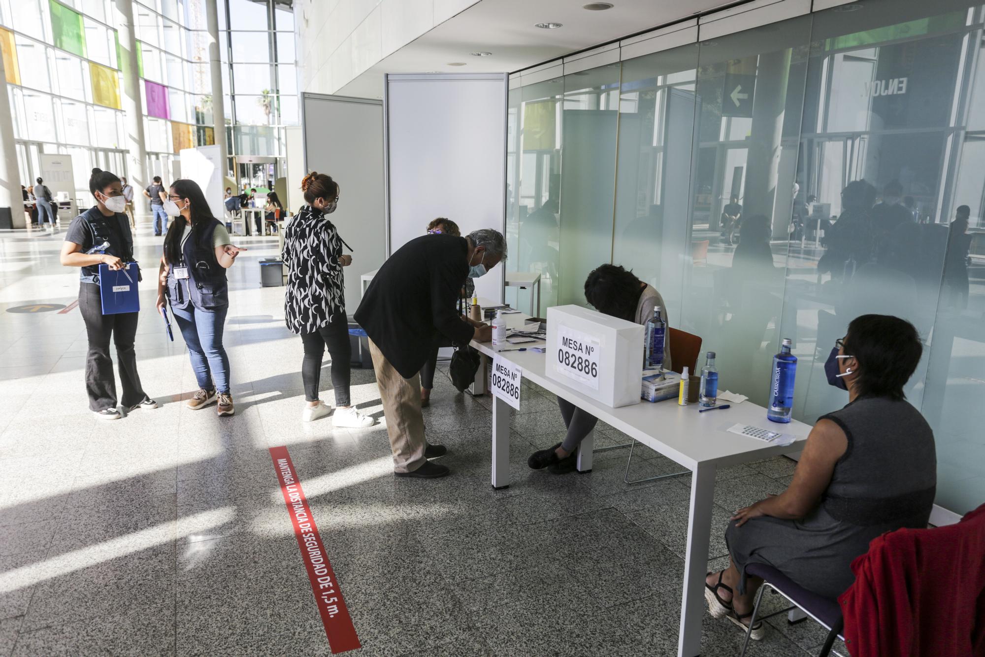 Los ciudadanos peruanos residentes en la Comunitat votan en la segunda vuelta de las Elecciones Generales 2021