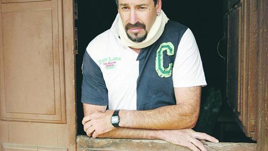 Pablo García, con el collarín que lleva a consecuencia del choque con una piara de jabalíes en las cercanías de Trubia. | luisma murias