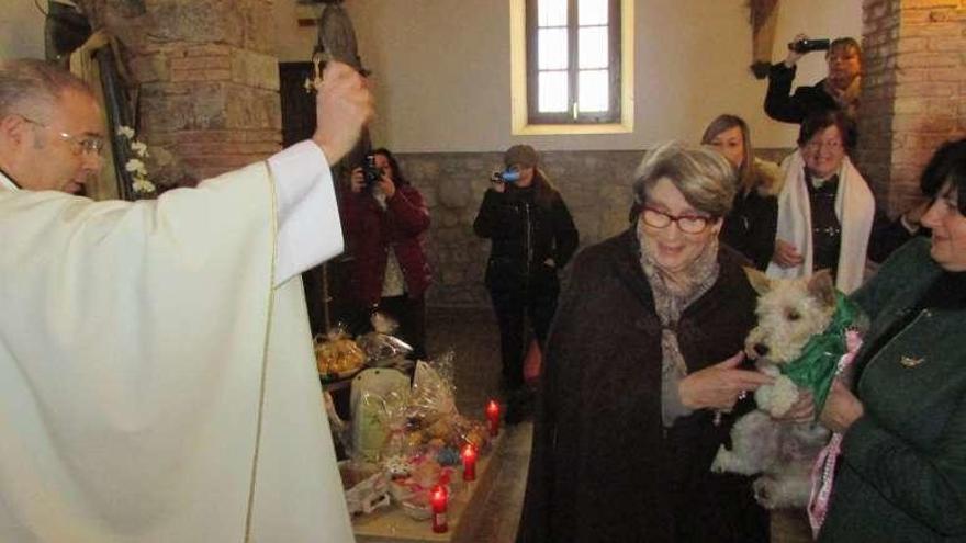 Florentino Hoyos, durante la bendición en Parres.